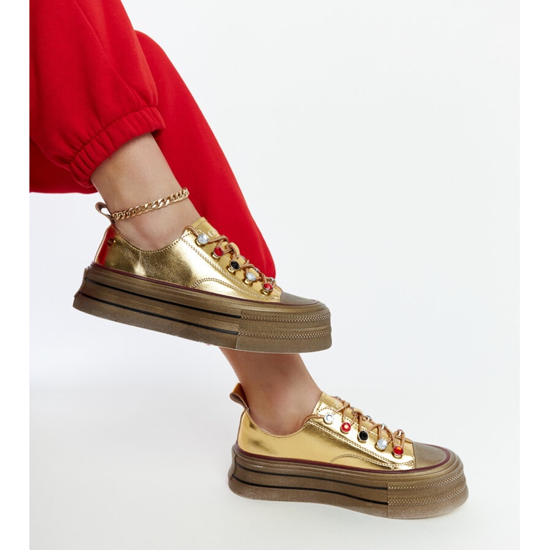 Tênis dourado na plataforma GOE NN2N4055 2
