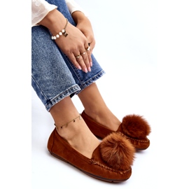 Supomers de pele de camelo feminino com pêlo e pompom castanho 3