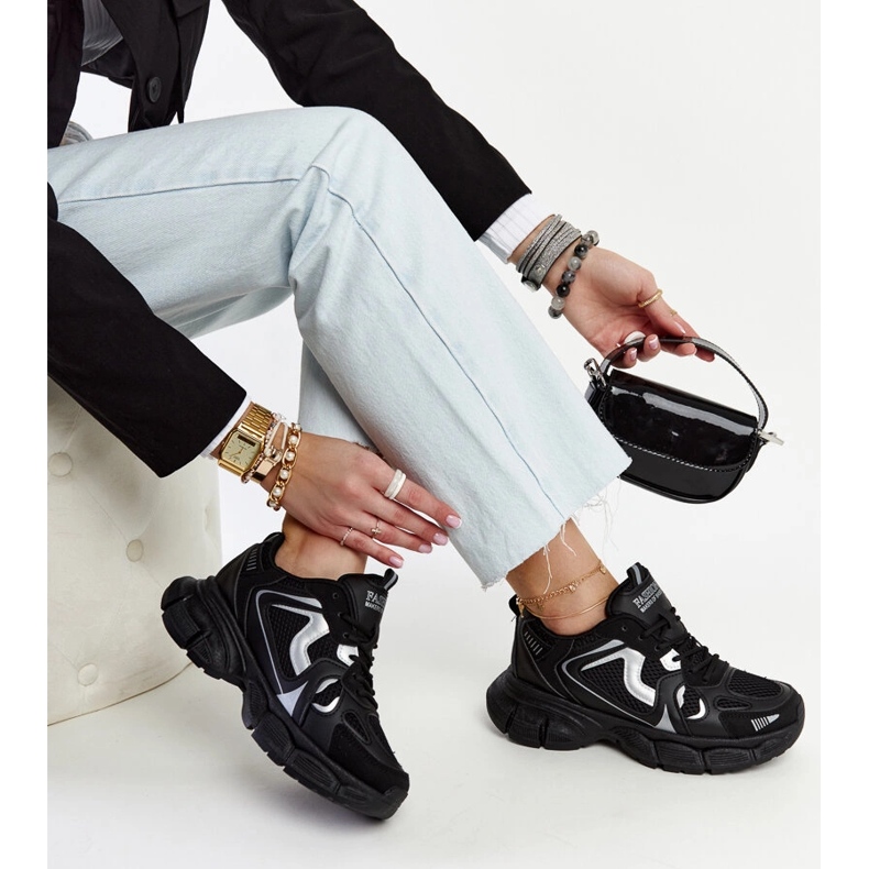 Tênis preto com sola jacobina enorme 1