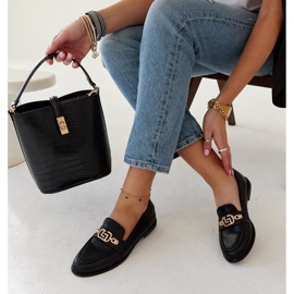 Mocassins pretos decorados com corrente Kuens 1