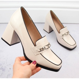 Sapatos femininos envernizados com salto decorativo, bege Potocki 12322 1