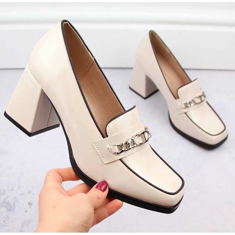 Sapatos femininos envernizados com salto decorativo, bege Potocki 12322 1