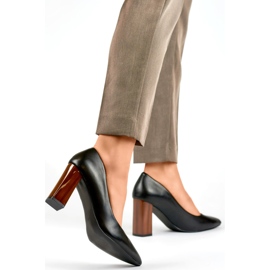 Sapatos pretos com salto alto e elegante 2