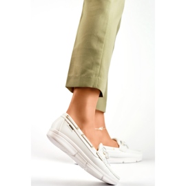 Mocassins femininos confortáveis ​​em branco. 1