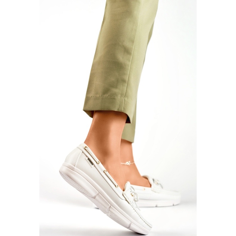 Mocassins femininos confortáveis ​​em branco. 1