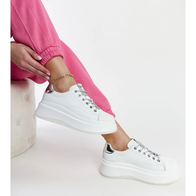 Tênis branco na plataforma GOE NN2N4033 2