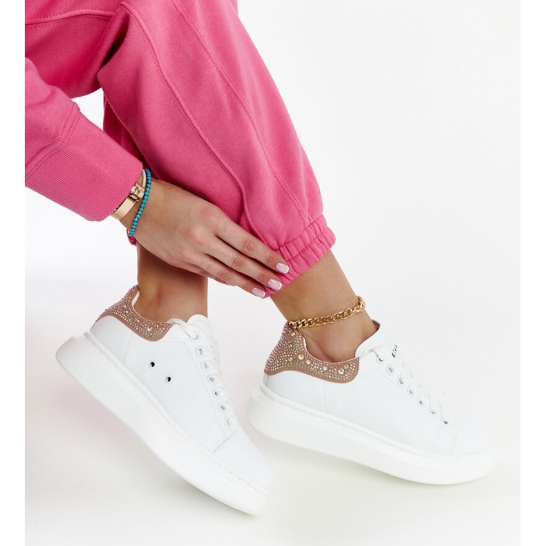 Tênis branco na plataforma GOE JJ2N4051 1