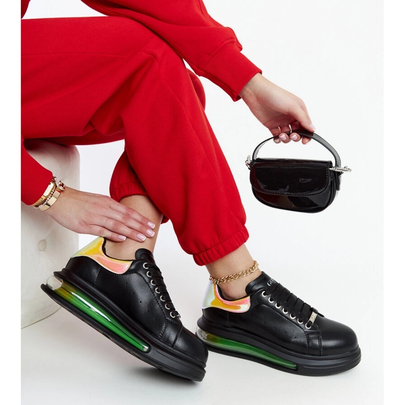 Tênis preto na plataforma GOE NN2N4030 1