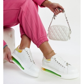 Tênis branco na plataforma GOE NN2N4029 1