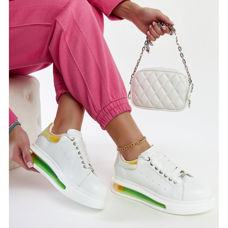 Tênis branco na plataforma GOE NN2N4029 1