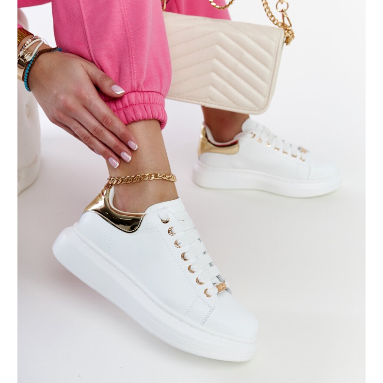 Tênis branco na plataforma GOE LL2N4011 1