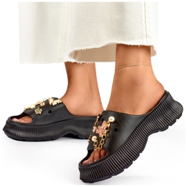 Chinelos femininos de borracha preta com enfeites preto 1