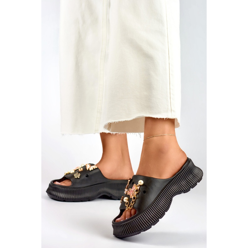Chinelos femininos de borracha preta com enfeites preto 2