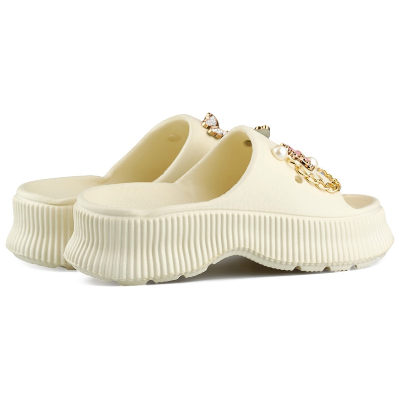 Chinelos femininos de borracha bege com enfeites 1 Chinelos femininos de borracha bege com enfeites 1