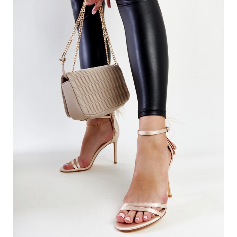 Sandálias bege com penas da Adalgisio 1