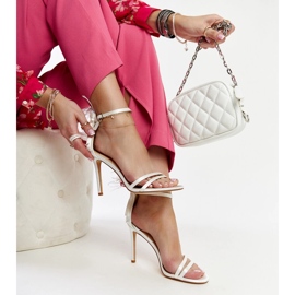 Sandálias brancas com penas da Adalgisio branco 1