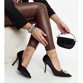 Salto alto preto com acabamento acetinado e strass da Susegana 1