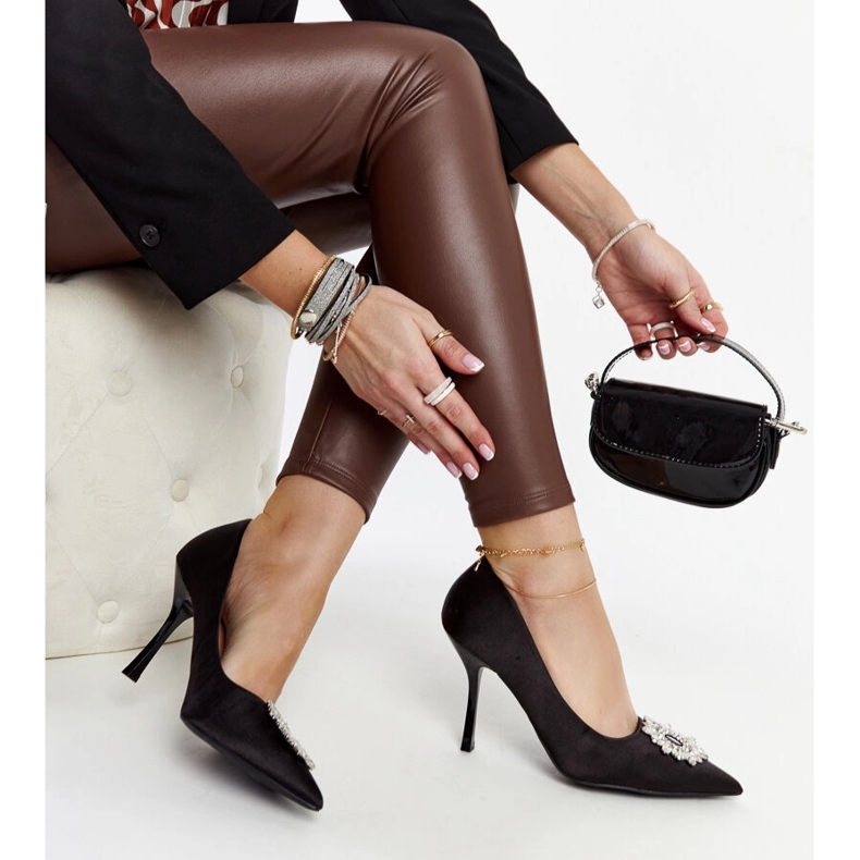 Salto alto preto com acabamento acetinado e strass da Susegana 1