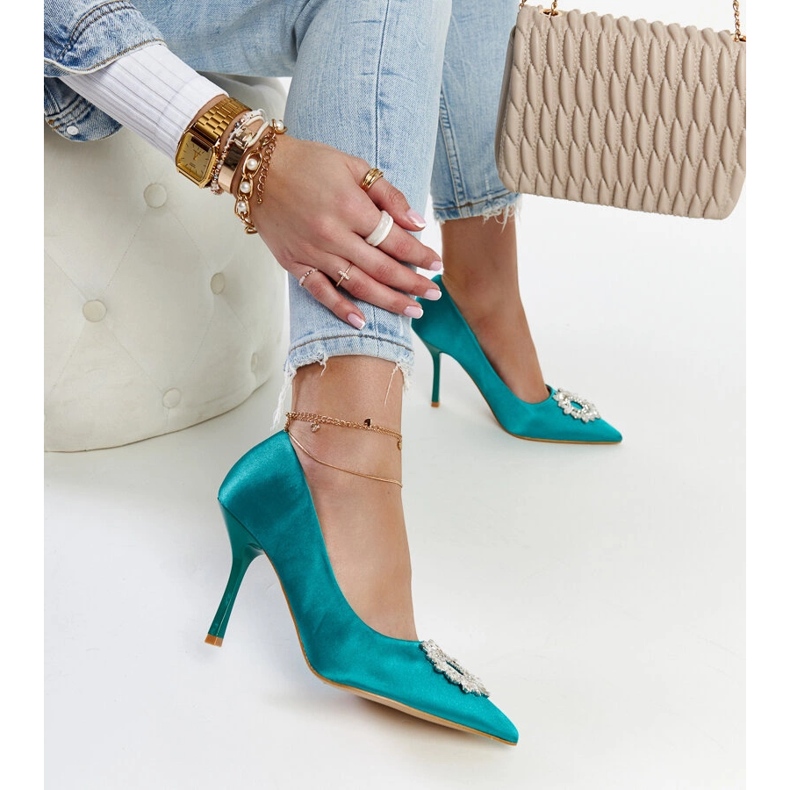 Salto alto verde com acabamento acetinado e strass da Susegana 1