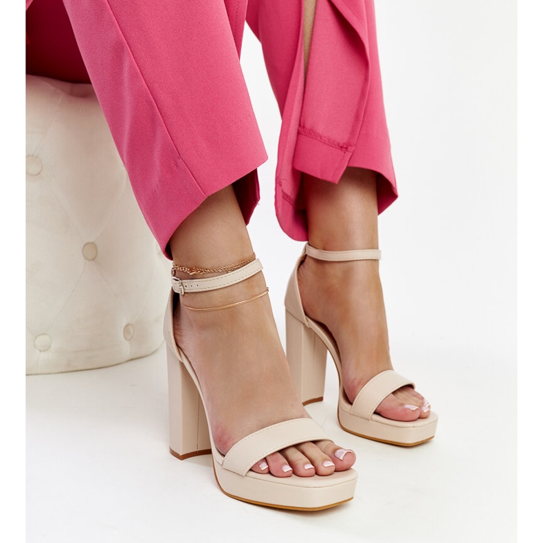 Sandálias bege de salto alto da Nariman 1