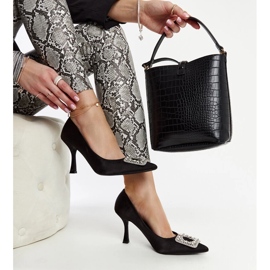 Salto alto preto com acabamento acetinado e strass Clemente 1