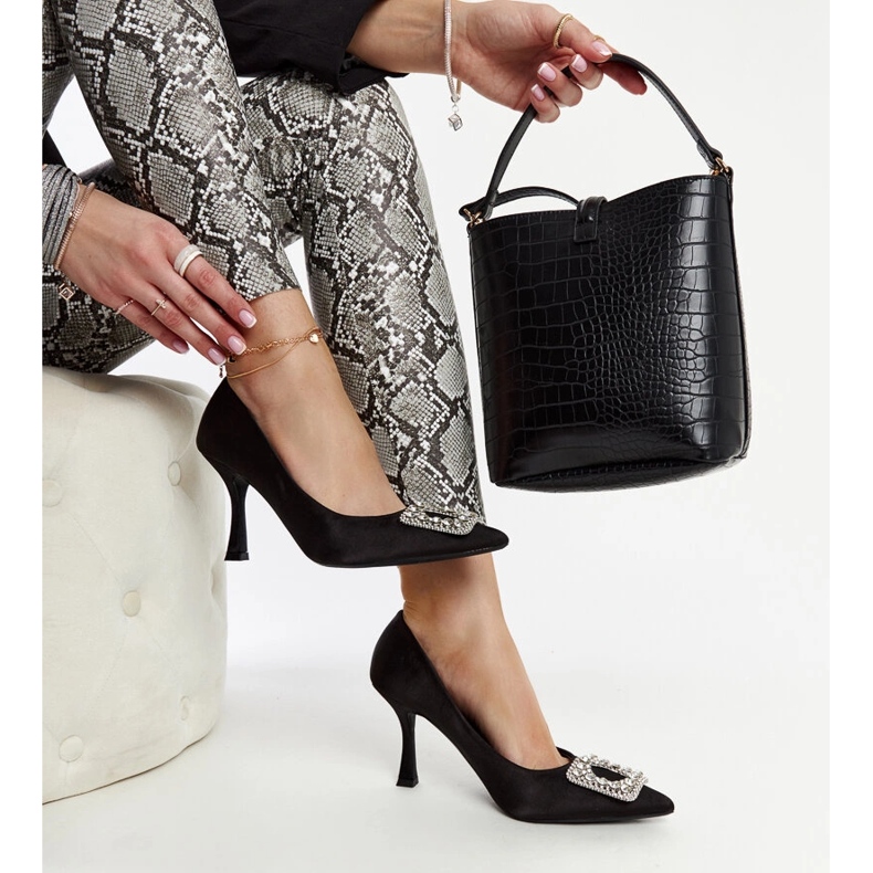 Salto alto preto com acabamento acetinado e strass Clemente 1