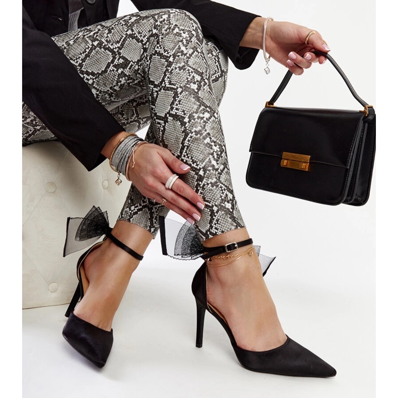 Salto alto preto com laço Ilaysa 1