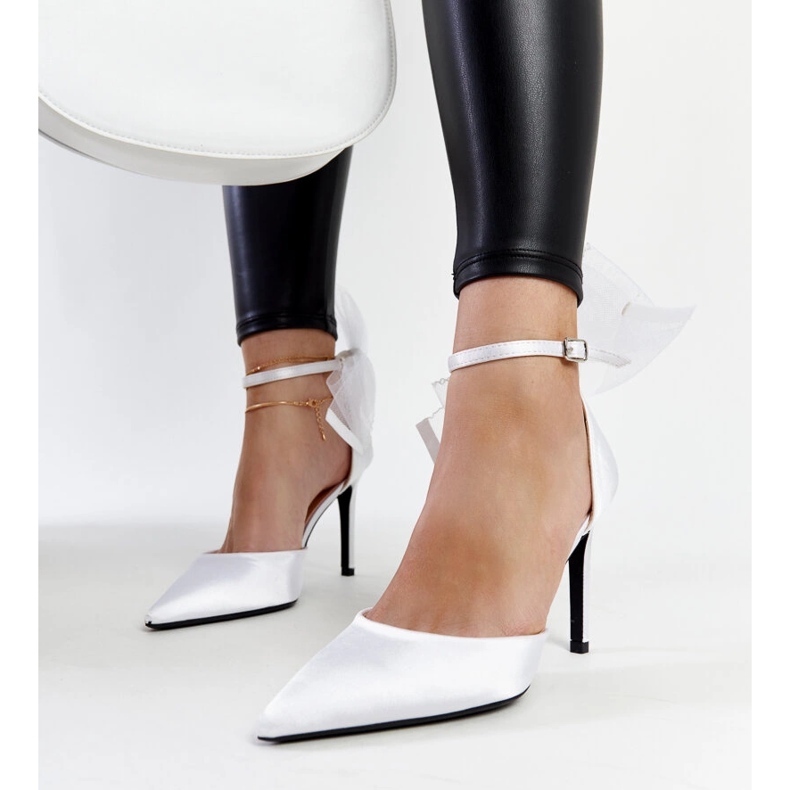 Salto alto branco com laço da Ilaysa 1