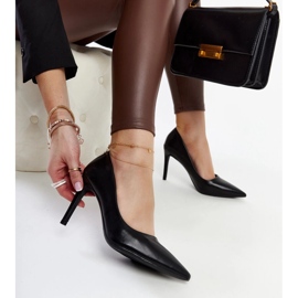 Salto alto Yassira clássico preto 1