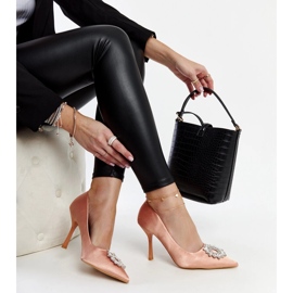 Salto alto bege com acabamento acetinado e strass da Susegana 1