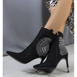 PA1 Botas pretas isoladas em um salto agulha Nolani preto 1