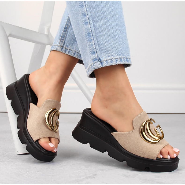 Chinelos femininos de camurça bege Vinceza 58295 1