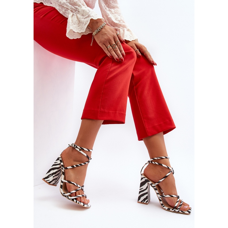 Sandálias de salto alto brancas e pretas da moda Josette branco 1