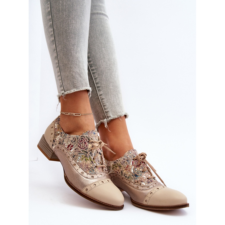 Sapatos femininos de couro com parte superior decorada Maciejka 06408-04 Bege 1 Sapatos femininos de couro com parte superior decorada Maciejka 06408-04 Bege 1