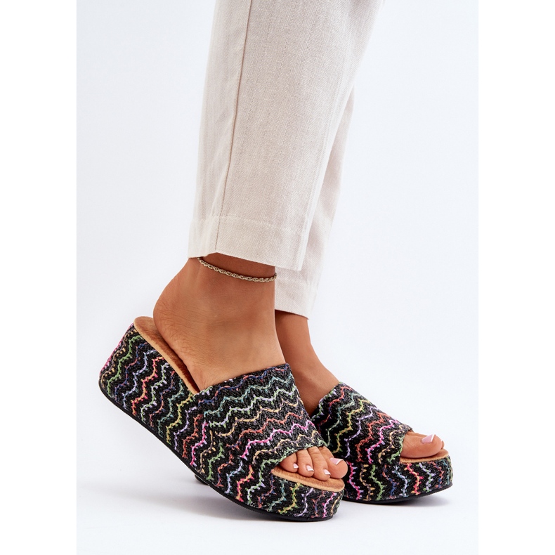 Chinelos femininos Vanarila Wedge pretos 2