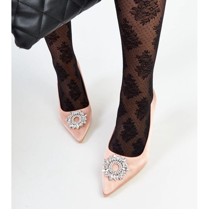 Salto alto bege com acabamento acetinado e strass Clemente 1