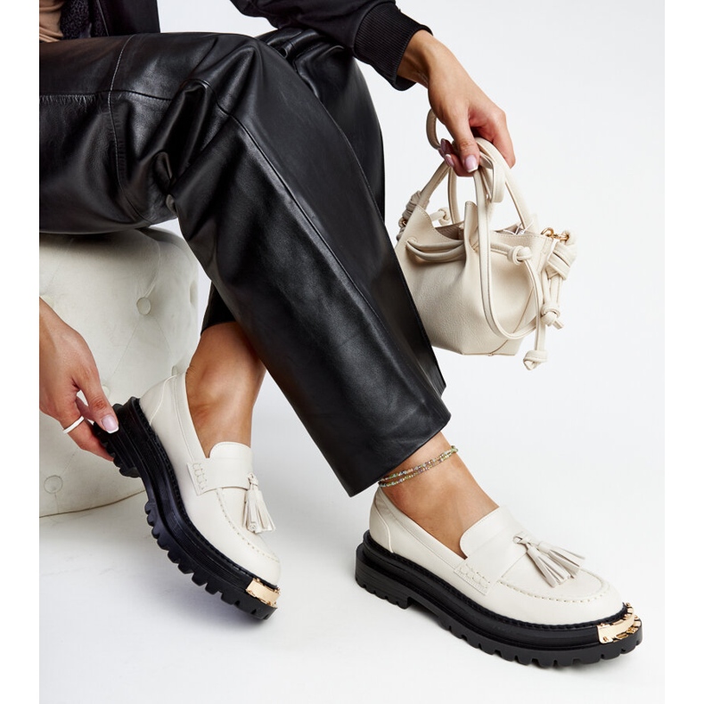 Mocassins maciços bege claro com detalhes dourados da Tuga 1 Mocassins maciços bege claro com detalhes dourados da Tuga 1