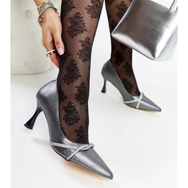 Salto alto grafite com decoração Zdenka prata 1