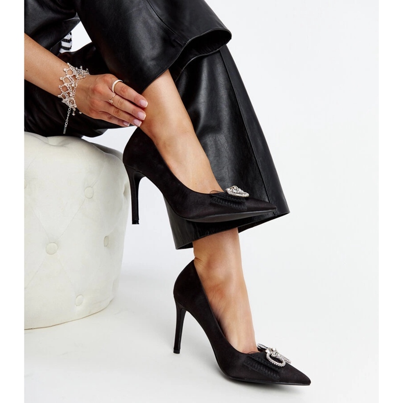 Salto alto preto com laço decorativo Natasa 1