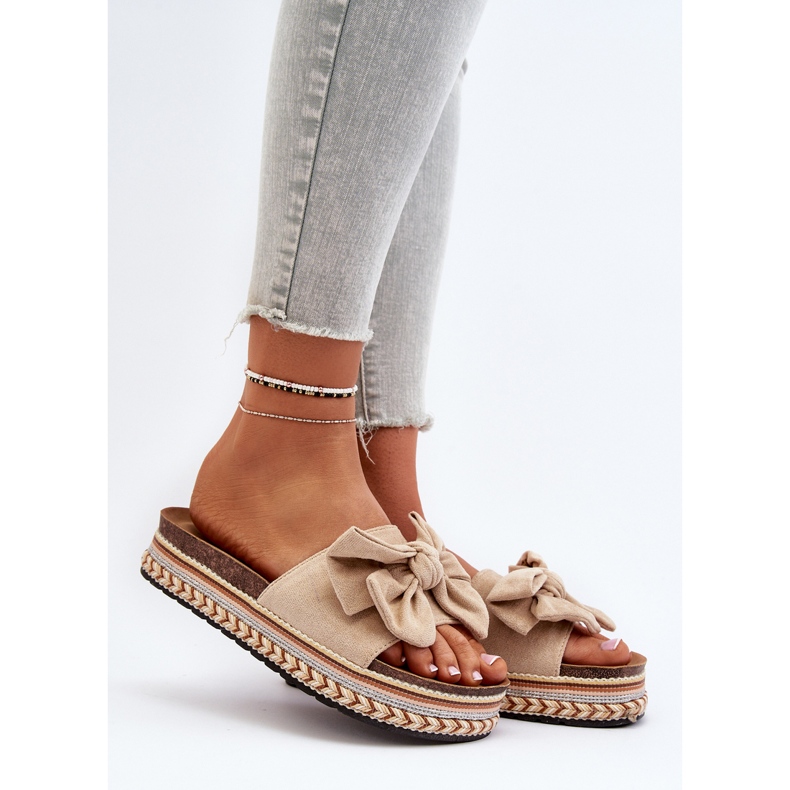 Chinelos femininos bege em plataforma com laço Evatria 2