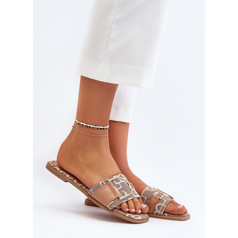 Chinelos femininos brilhantes com decoração marrom 1