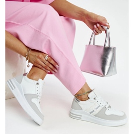 Tênis branco e cinza na plataforma Negisti 1