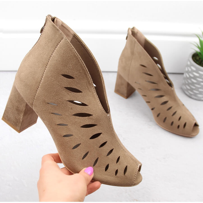 Botins femininos de camurça com aberturas cappuccino Potocki LE20318 castanho 1 Botins femininos de camurça com aberturas cappuccino Potocki LE20318 castanho 1