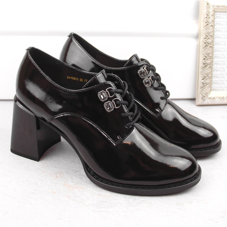 Sapatos femininos de couro envernizado com salto alto decorativo, preto Vinceza 63510 1