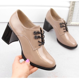 Sapatos femininos de couro envernizado com salto decorativo, bege Vinceza 63510 1