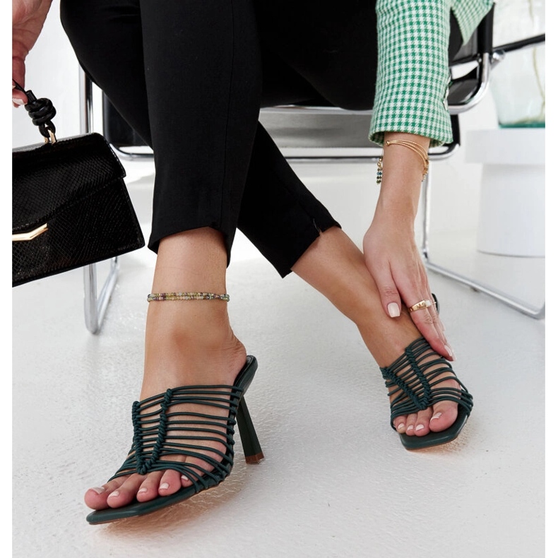 Sapatos de salto alto verdes escuros da Borna 1