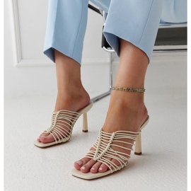 Sandálias de salto alto bege claro da Borna 1