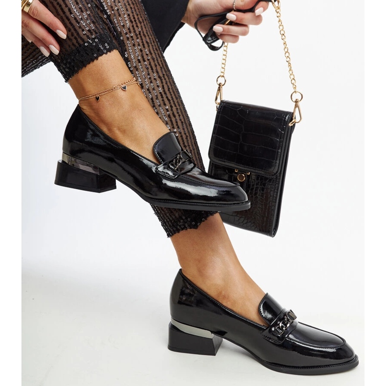 Sapatos pretos de couro envernizado da Vinceza 1