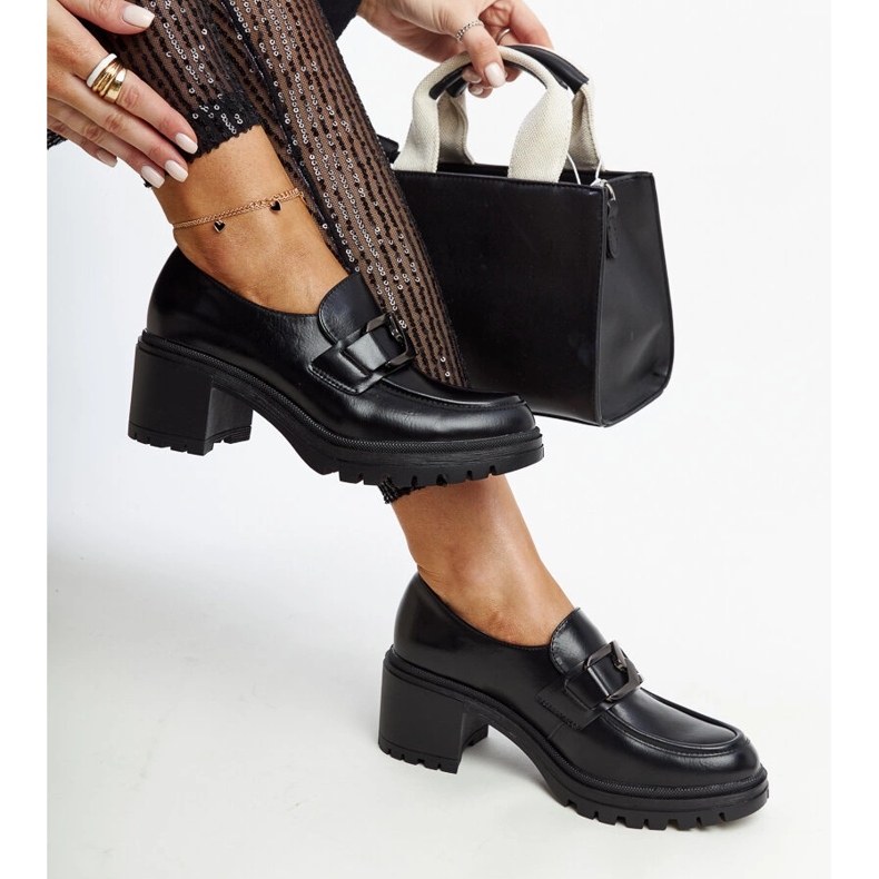 Sapatos pretos com palmilha de couro da Vinceza 1