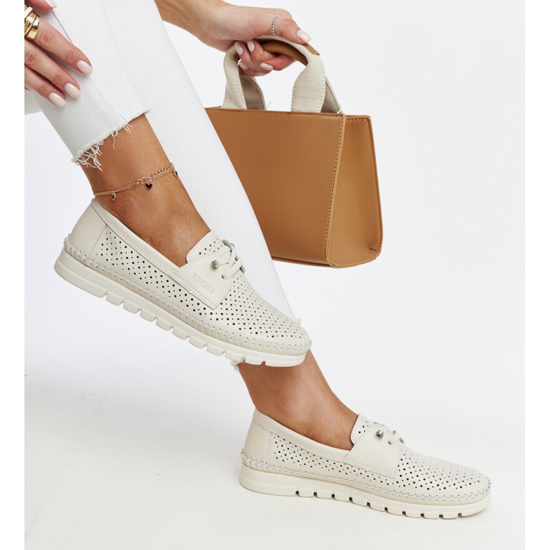 Sapatos perfurados de couro bege por Vinceza 1